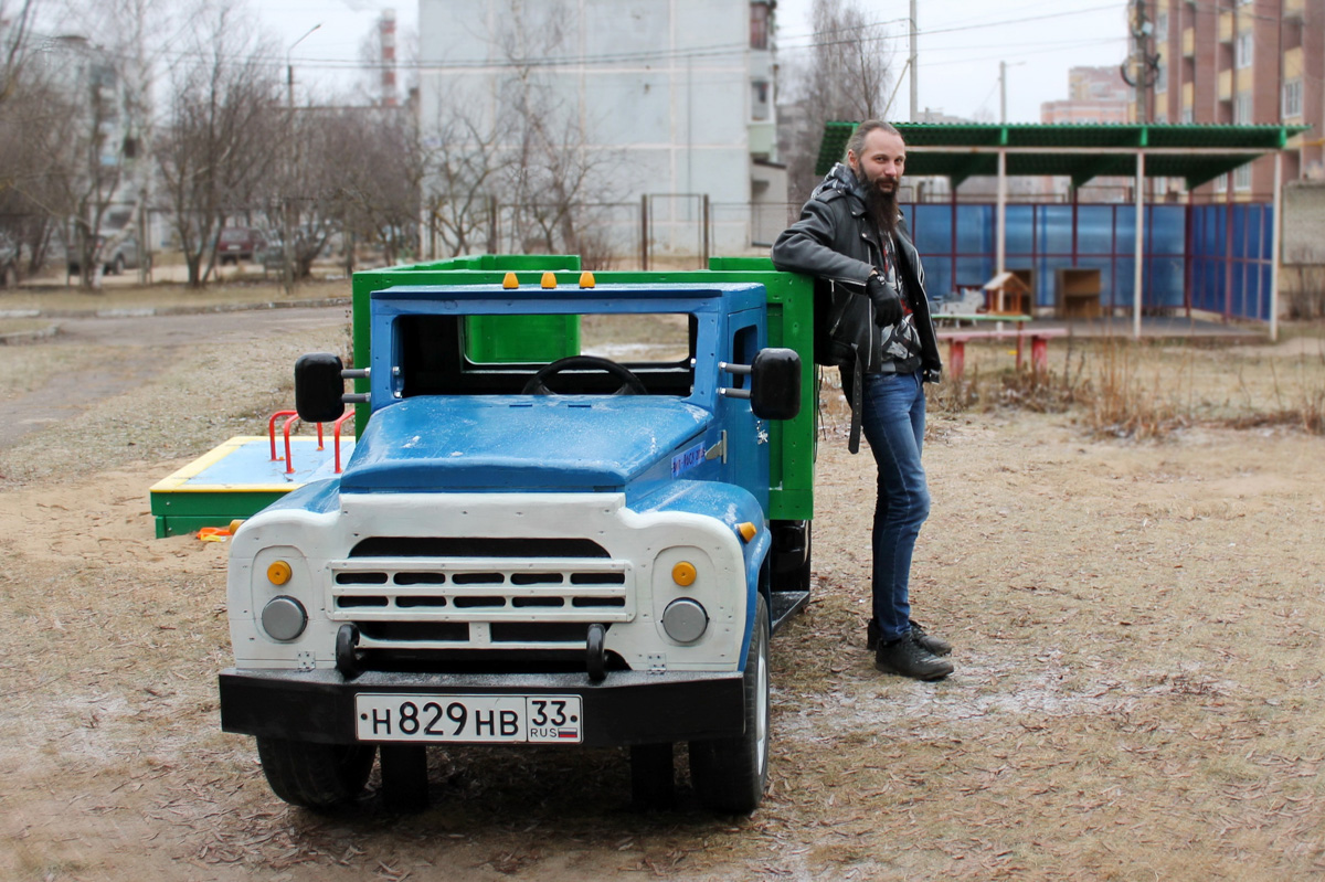 Сервис поездок и путешествий Туту.ру составил онлайн-энциклопедию авторских достопримечательностей. В числе лучших работ — грузовики из города оружейников. Они расположились на территории дошкольного учреждения Коврова. Автор проекта — Василий Лютницкий.