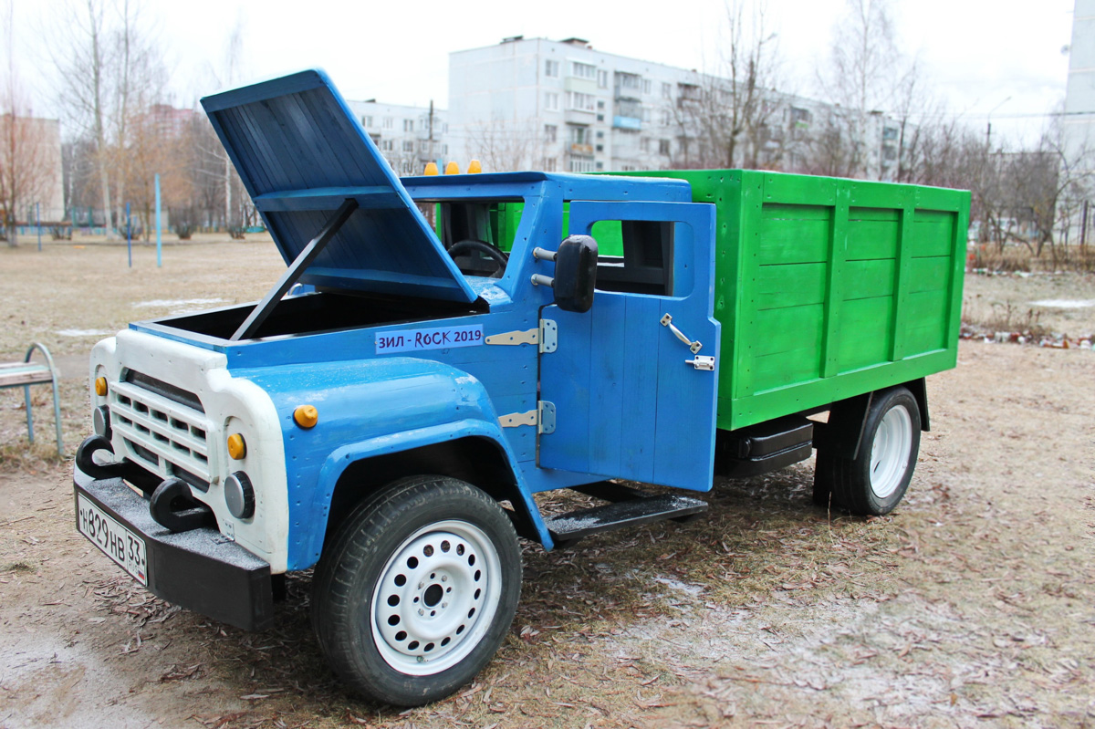 Сервис поездок и путешествий Туту.ру составил онлайн-энциклопедию авторских достопримечательностей. В числе лучших работ — грузовики из города оружейников. Они расположились на территории дошкольного учреждения Коврова. Автор проекта — Василий Лютницкий.