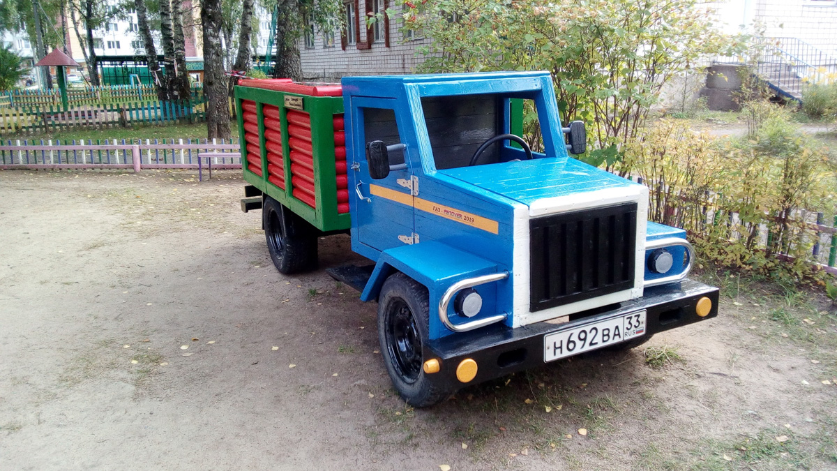 Сервис поездок и путешествий Туту.ру составил онлайн-энциклопедию авторских достопримечательностей. В числе лучших работ — грузовики из города оружейников. Они расположились на территории дошкольного учреждения Коврова. Автор проекта — Василий Лютницкий.