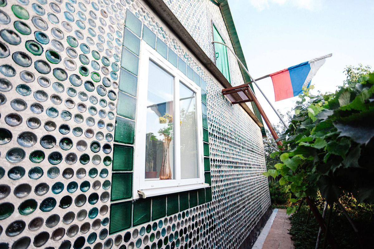 Сервис поездок и путешествий Туту.ру составил онлайн-энциклопедию авторских достопримечательностей. В числе лучших работ — грузовики из города оружейников. Они расположились на территории дошкольного учреждения Коврова. Автор проекта — Василий Лютницкий.