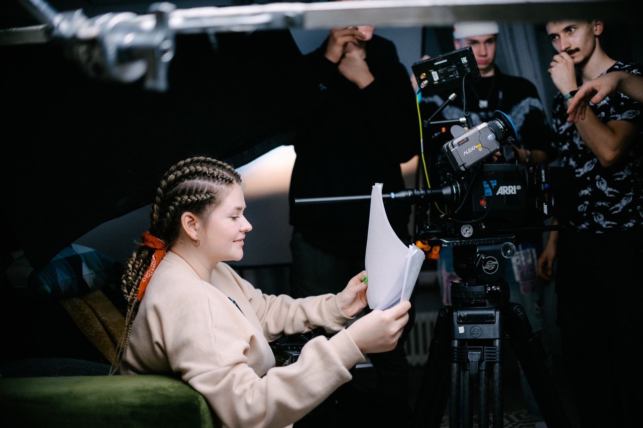 Короткометражный фильм «Филипп, я твой сын» стал открытием нескольких российских и международных фестивалей. Это режиссерский дебют блогера-миллионника Сергея Штепса. Коллаборация с ним стала ценным опытом и для продюсера из Коврова Кати Кожомы. Она рассказала нам, как им удалось снять крутое кино всего за 100 тысяч и заполучить самого Киркорова!