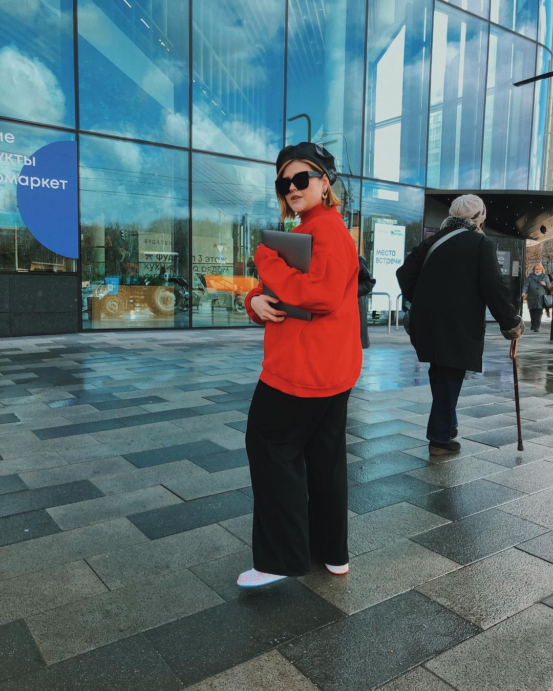 Короткометражный фильм «Филипп, я твой сын» стал открытием нескольких российских и международных фестивалей. Это режиссерский дебют блогера-миллионника Сергея Штепса. Коллаборация с ним стала ценным опытом и для продюсера из Коврова Кати Кожомы. Она рассказала нам, как им удалось снять крутое кино всего за 100 тысяч и заполучить самого Киркорова!