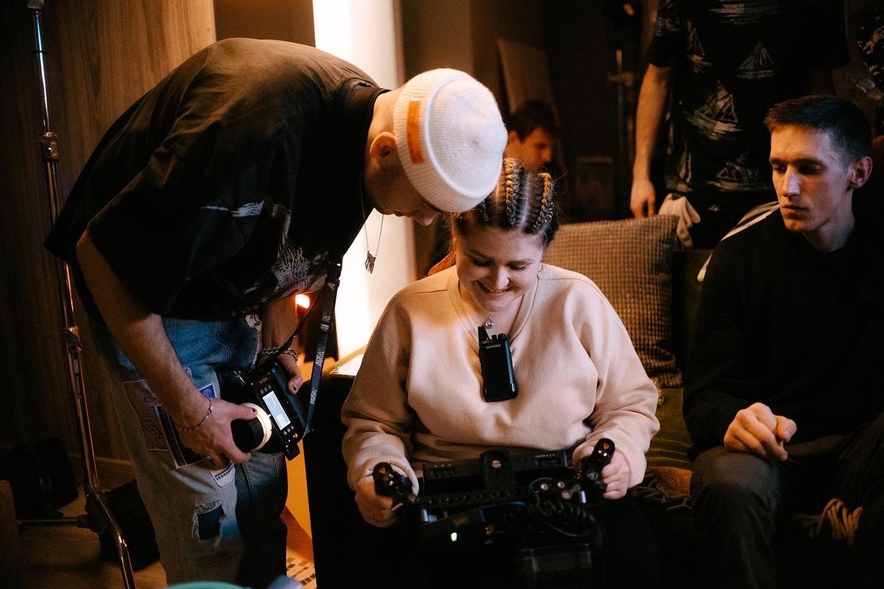 Короткометражный фильм «Филипп, я твой сын» стал открытием нескольких российских и международных фестивалей. Это режиссерский дебют блогера-миллионника Сергея Штепса. Коллаборация с ним стала ценным опытом и для продюсера из Коврова Кати Кожомы. Она рассказала нам, как им удалось снять крутое кино всего за 100 тысяч и заполучить самого Киркорова!