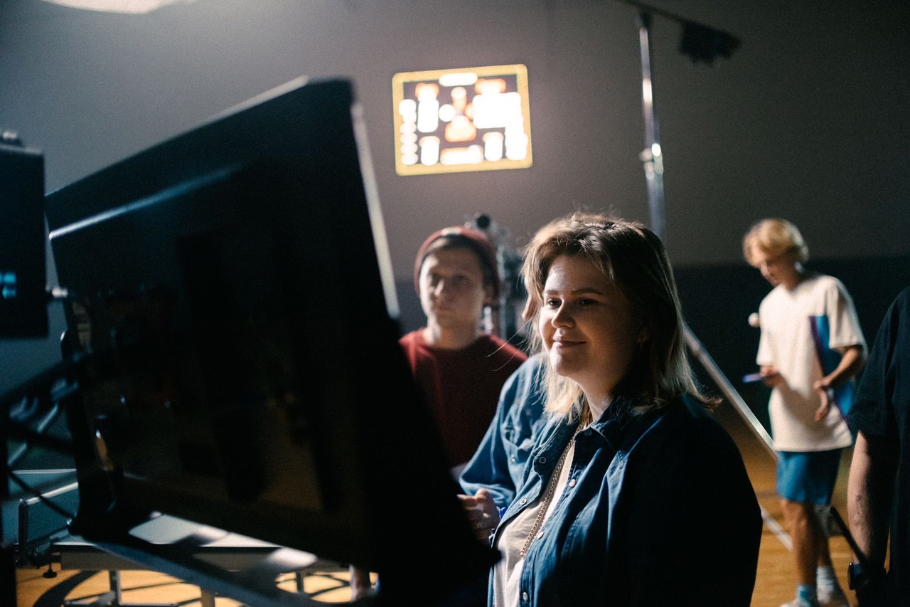 Короткометражный фильм «Филипп, я твой сын» стал открытием нескольких российских и международных фестивалей. Это режиссерский дебют блогера-миллионника Сергея Штепса. Коллаборация с ним стала ценным опытом и для продюсера из Коврова Кати Кожомы. Она рассказала нам, как им удалось снять крутое кино всего за 100 тысяч и заполучить самого Киркорова!