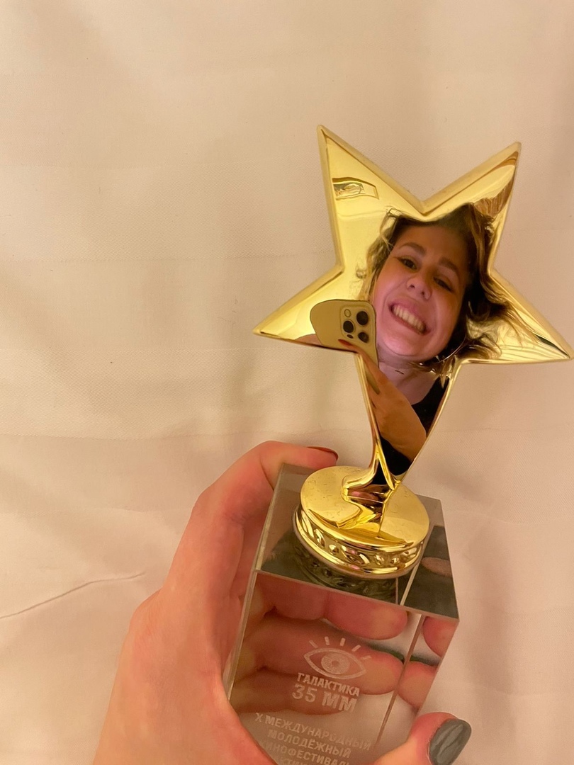 Короткометражный фильм «Филипп, я твой сын» стал открытием нескольких российских и международных фестивалей. Это режиссерский дебют блогера-миллионника Сергея Штепса. Коллаборация с ним стала ценным опытом и для продюсера из Коврова Кати Кожомы. Она рассказала нам, как им удалось снять крутое кино всего за 100 тысяч и заполучить самого Киркорова!