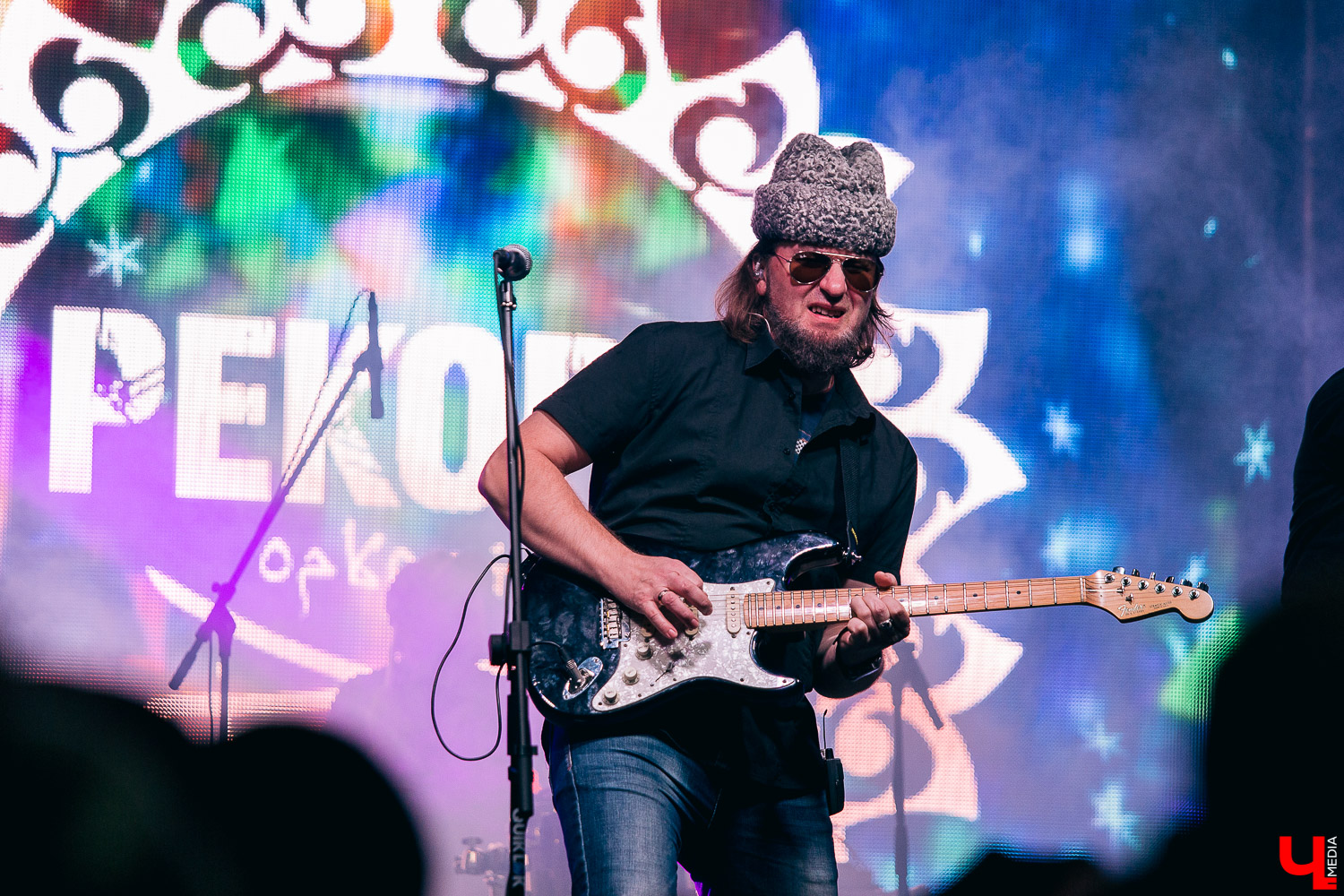 «Отвергнутая любовь порой приобретает больные формы. Всем, кто ценит свое чувство больше, чем человека, к которому оно направлено, посвящается. И огромное спасибо Сергею Мезенцеву за идею!» — говорит о новой песне группы «Рекорд Оркестр» ее солист Тимофей Копылов.