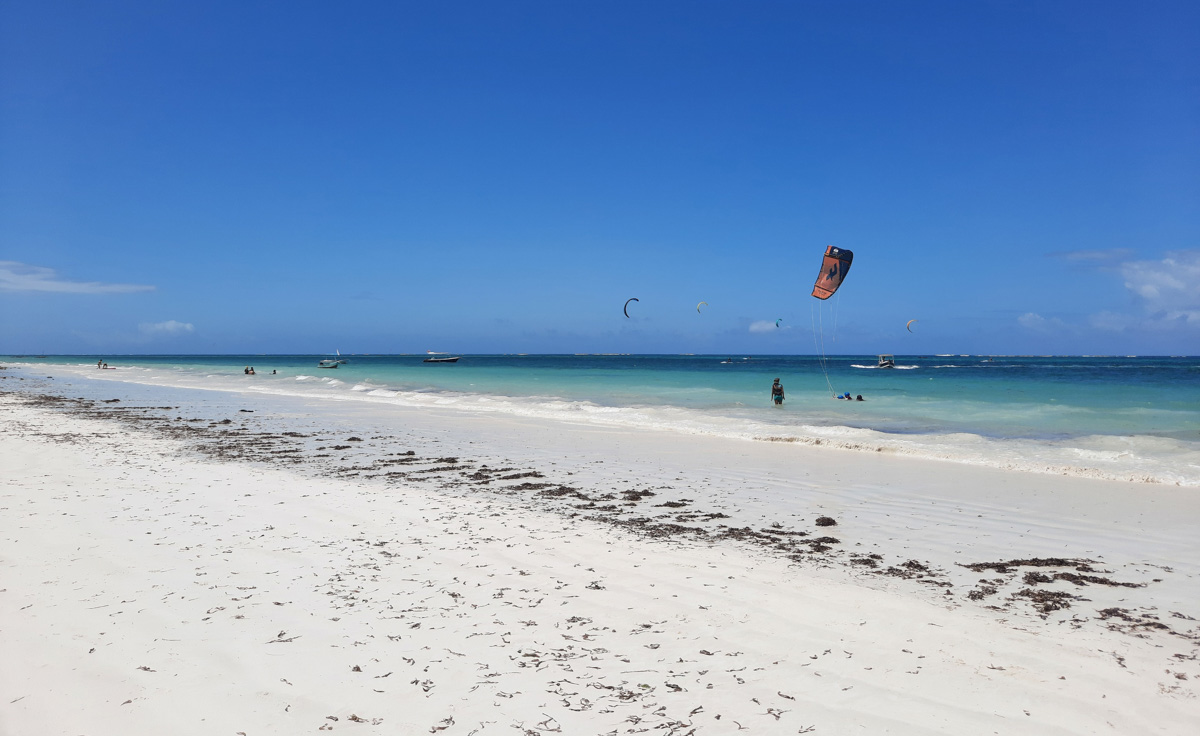 Татьяна Гордеева - журналист из Владимира. Вместе со своим мужем и сыном она путешествует по всему миру. Причем организованный тур семья не покупает. Маршрут и билеты выбирают самостоятельно. И делятся своим опытом на youtube-канале.