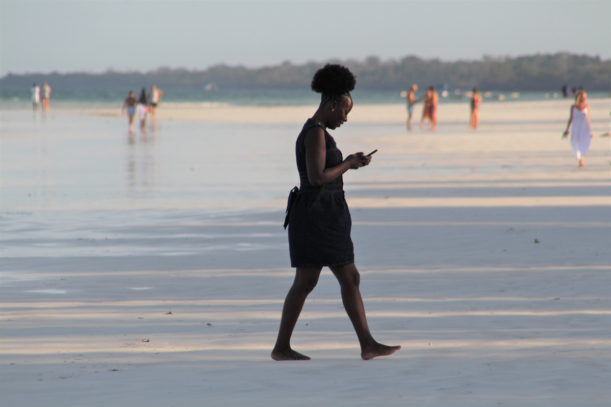 Татьяна Гордеева - журналист из Владимира. Вместе со своим мужем и сыном она путешествует по всему миру. Причем организованный тур семья не покупает. Маршрут и билеты выбирают самостоятельно. И делятся своим опытом на youtube-канале.