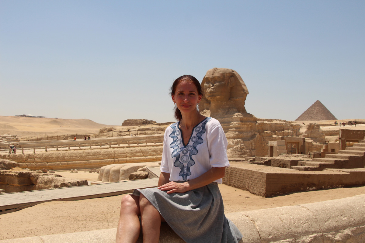 Татьяна Гордеева - журналист из Владимира. Вместе со своим мужем и сыном она путешествует по всему миру. Причем организованный тур семья не покупает. Маршрут и билеты выбирают самостоятельно. И делятся своим опытом на youtube-канале.