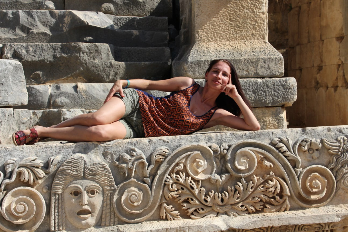 Татьяна Гордеева - журналист из Владимира. Вместе со своим мужем и сыном она путешествует по всему миру. Причем организованный тур семья не покупает. Маршрут и билеты выбирают самостоятельно. И делятся своим опытом на youtube-канале.