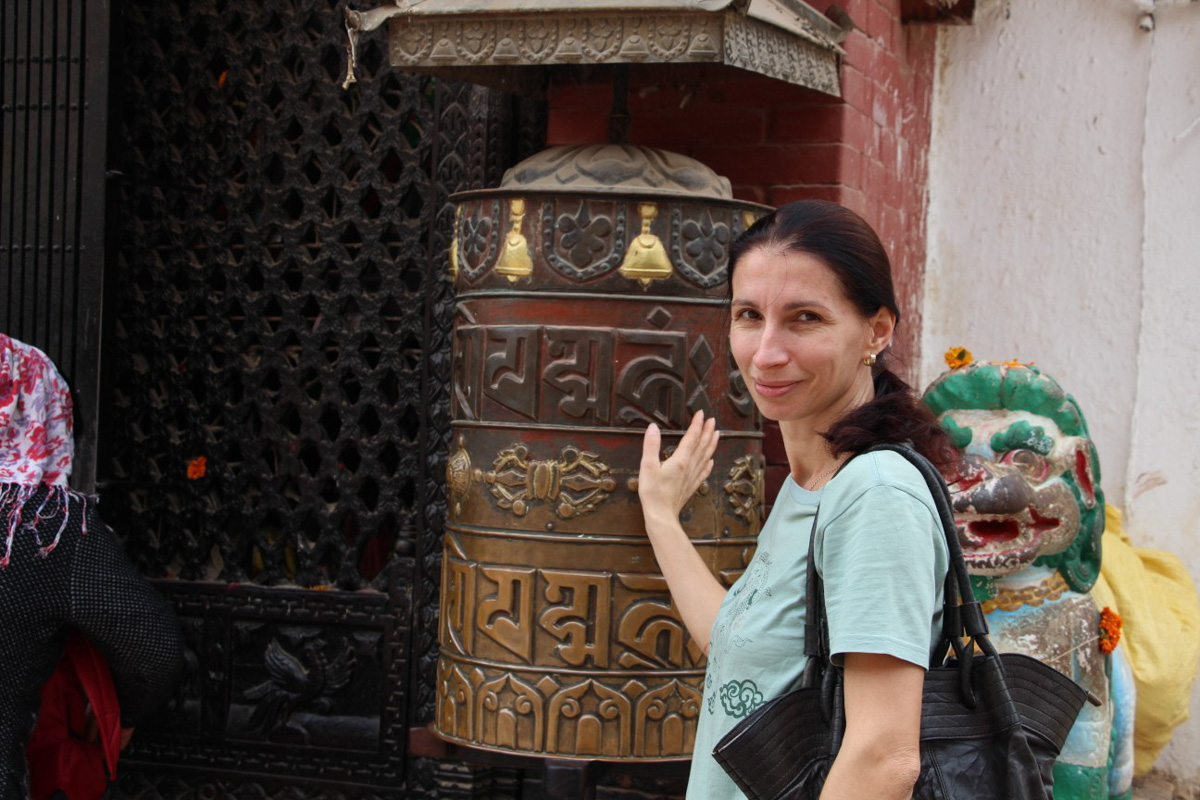 Татьяна Гордеева - журналист из Владимира. Вместе со своим мужем и сыном она путешествует по всему миру. Причем организованный тур семья не покупает. Маршрут и билеты выбирают самостоятельно. И делятся своим опытом на youtube-канале.