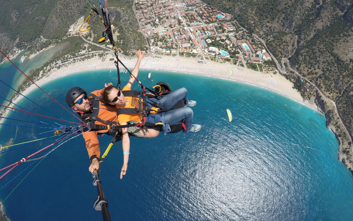 Татьяна Гордеева - журналист из Владимира. Вместе со своим мужем и сыном она путешествует по всему миру. Причем организованный тур семья не покупает. Маршрут и билеты выбирают самостоятельно. И делятся своим опытом на youtube-канале.