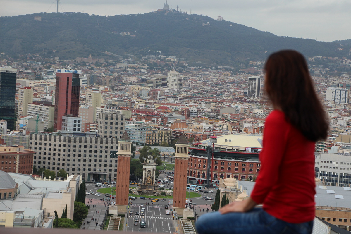 Татьяна Гордеева - журналист из Владимира. Вместе со своим мужем и сыном она путешествует по всему миру. Причем организованный тур семья не покупает. Маршрут и билеты выбирают самостоятельно. И делятся своим опытом на youtube-канале.