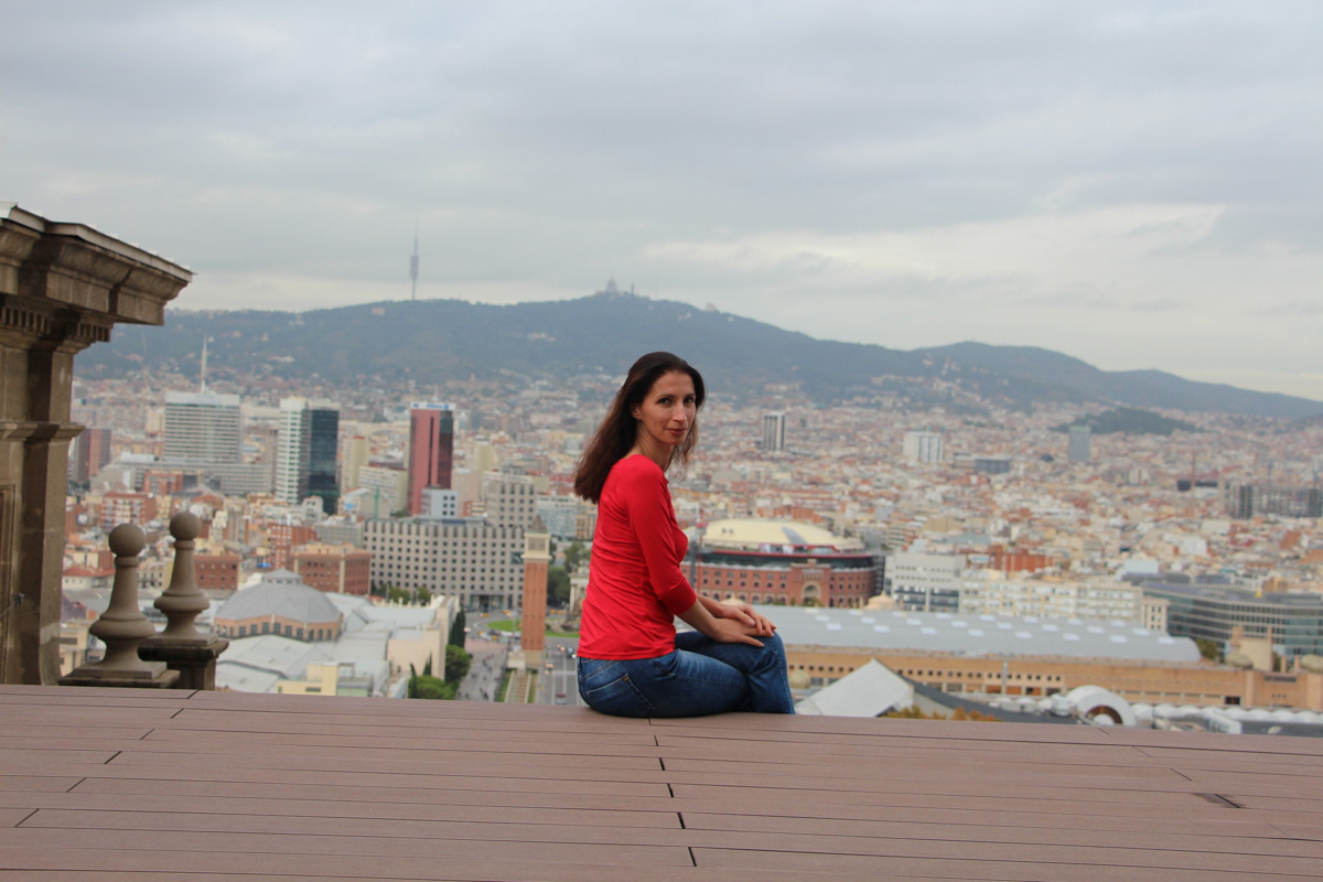 Татьяна Гордеева - журналист из Владимира. Вместе со своим мужем и сыном она путешествует по всему миру. Причем организованный тур семья не покупает. Маршрут и билеты выбирают самостоятельно. И делятся своим опытом на youtube-канале.