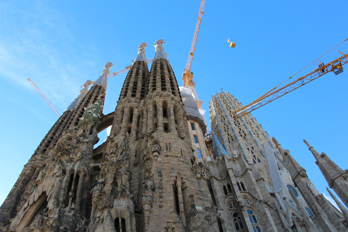 Татьяна Гордеева - журналист из Владимира. Вместе со своим мужем и сыном она путешествует по всему миру. Причем организованный тур семья не покупает. Маршрут и билеты выбирают самостоятельно. И делятся своим опытом на youtube-канале.