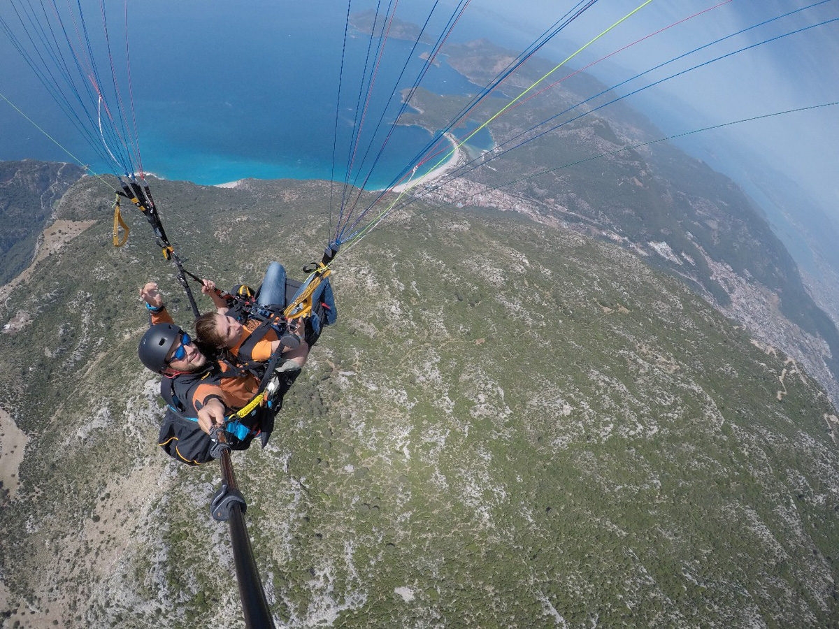 Татьяна Гордеева - журналист из Владимира. Вместе со своим мужем и сыном она путешествует по всему миру. Причем организованный тур семья не покупает. Маршрут и билеты выбирают самостоятельно. И делятся своим опытом на youtube-канале.