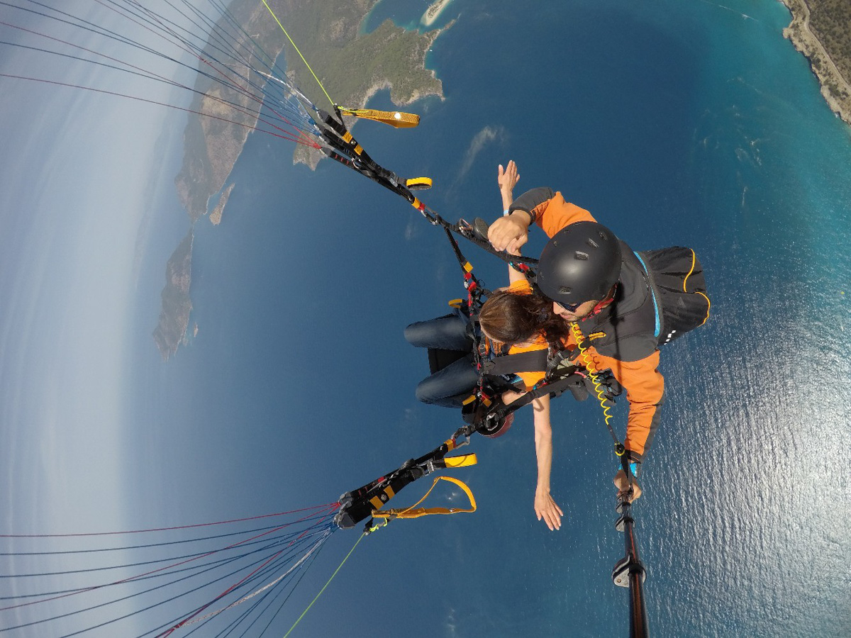 Татьяна Гордеева - журналист из Владимира. Вместе со своим мужем и сыном она путешествует по всему миру. Причем организованный тур семья не покупает. Маршрут и билеты выбирают самостоятельно. И делятся своим опытом на youtube-канале.