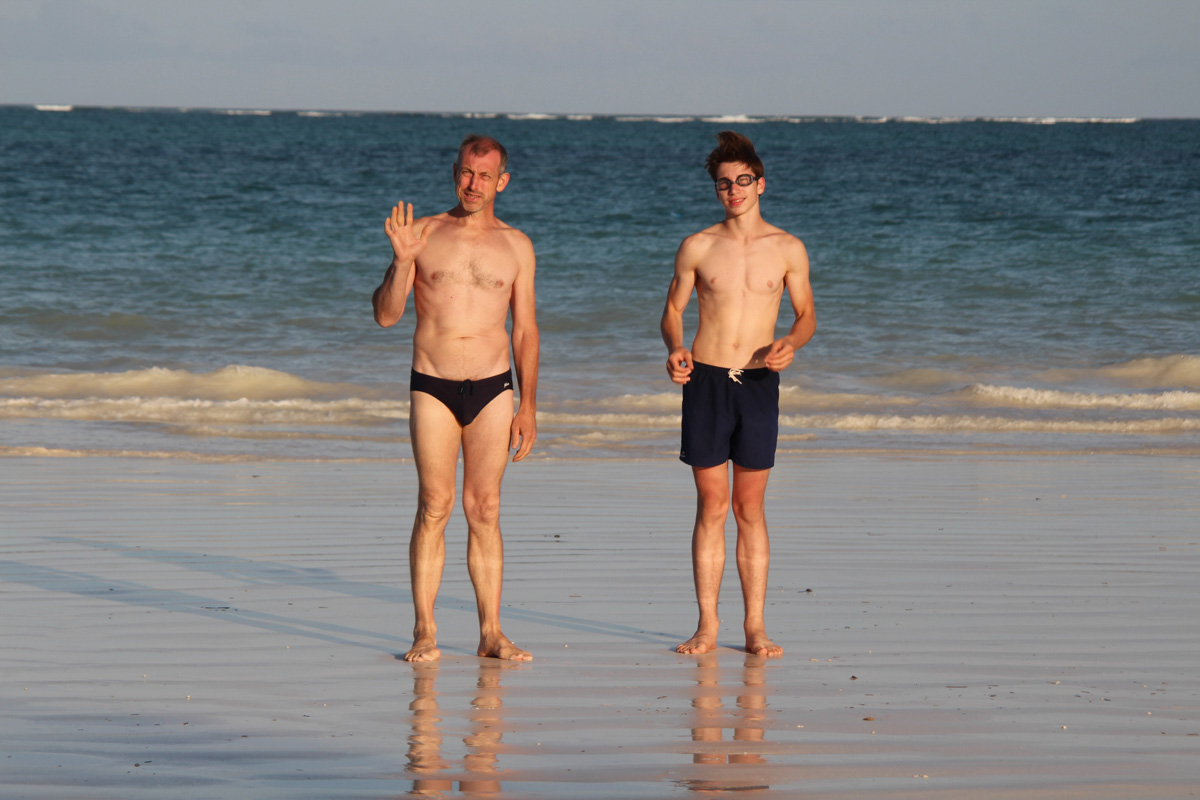 Татьяна Гордеева - журналист из Владимира. Вместе со своим мужем и сыном она путешествует по всему миру. Причем организованный тур семья не покупает. Маршрут и билеты выбирают самостоятельно. И делятся своим опытом на youtube-канале.