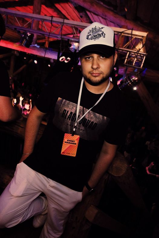 Dvizh, или «Движ», новое культурное движение славного города Владимира, образовалось 12 января нынешнего года. Организационные вопросы решились буквально за три дня, через три недели в город приехал топовый диджей BYOR. Так кто же такие dvizh?