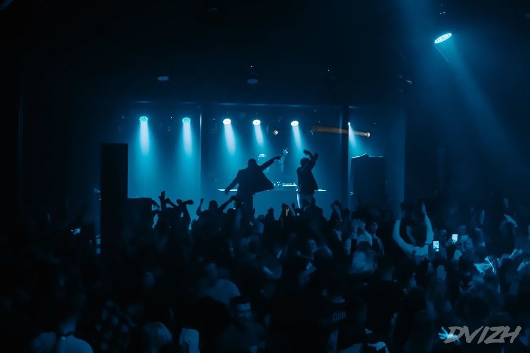 Dvizh, или «Движ», новое культурное движение славного города Владимира, образовалось 12 января нынешнего года. Организационные вопросы решились буквально за три дня, через три недели в город приехал топовый диджей BYOR. Так кто же такие dvizh?