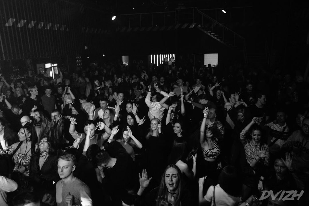 Dvizh, или «Движ», новое культурное движение славного города Владимира, образовалось 12 января нынешнего года. Организационные вопросы решились буквально за три дня, через три недели в город приехал топовый диджей BYOR. Так кто же такие dvizh?