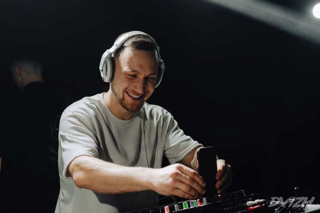 Dvizh, или «Движ», новое культурное движение славного города Владимира, образовалось 12 января нынешнего года. Организационные вопросы решились буквально за три дня, через три недели в город приехал топовый диджей BYOR. Так кто же такие dvizh?