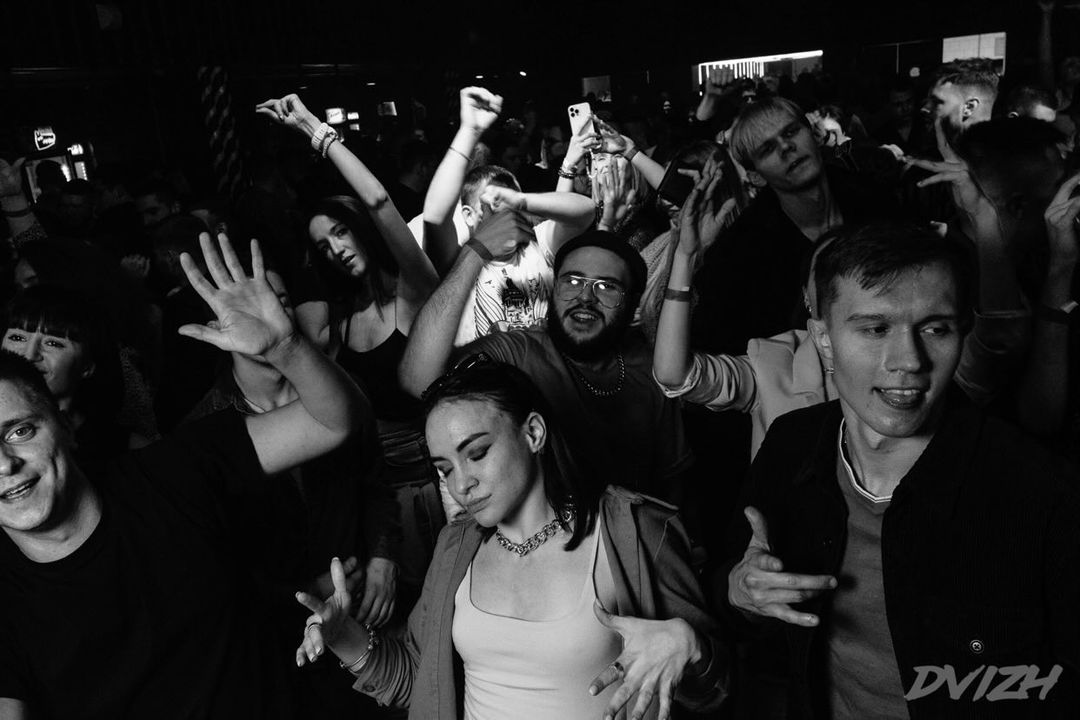 Dvizh, или «Движ», новое культурное движение славного города Владимира, образовалось 12 января нынешнего года. Организационные вопросы решились буквально за три дня, через три недели в город приехал топовый диджей BYOR. Так кто же такие dvizh?