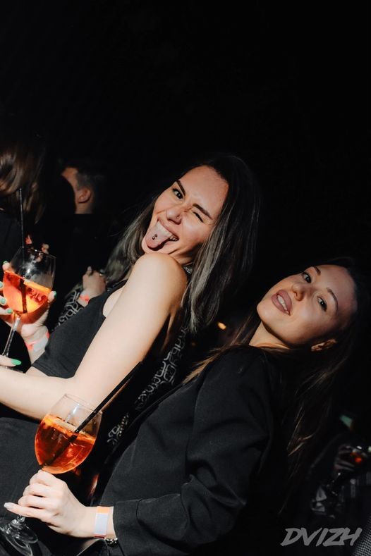 Dvizh, или «Движ», новое культурное движение славного города Владимира, образовалось 12 января нынешнего года. Организационные вопросы решились буквально за три дня, через три недели в город приехал топовый диджей BYOR. Так кто же такие dvizh?