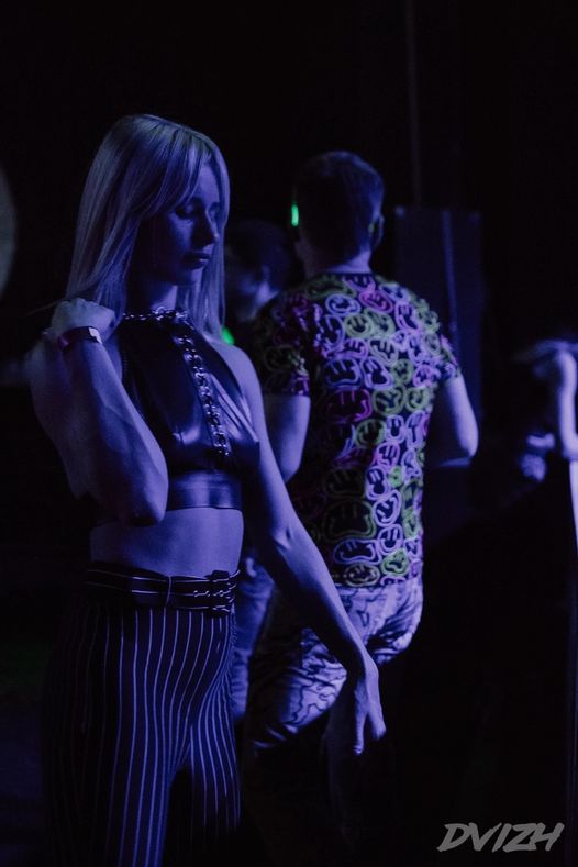 Dvizh, или «Движ», новое культурное движение славного города Владимира, образовалось 12 января нынешнего года. Организационные вопросы решились буквально за три дня, через три недели в город приехал топовый диджей BYOR. Так кто же такие dvizh?