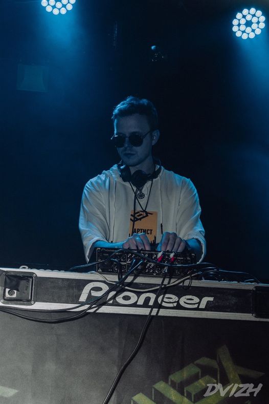 Dvizh, или «Движ», новое культурное движение славного города Владимира, образовалось 12 января нынешнего года. Организационные вопросы решились буквально за три дня, через три недели в город приехал топовый диджей BYOR. Так кто же такие dvizh?