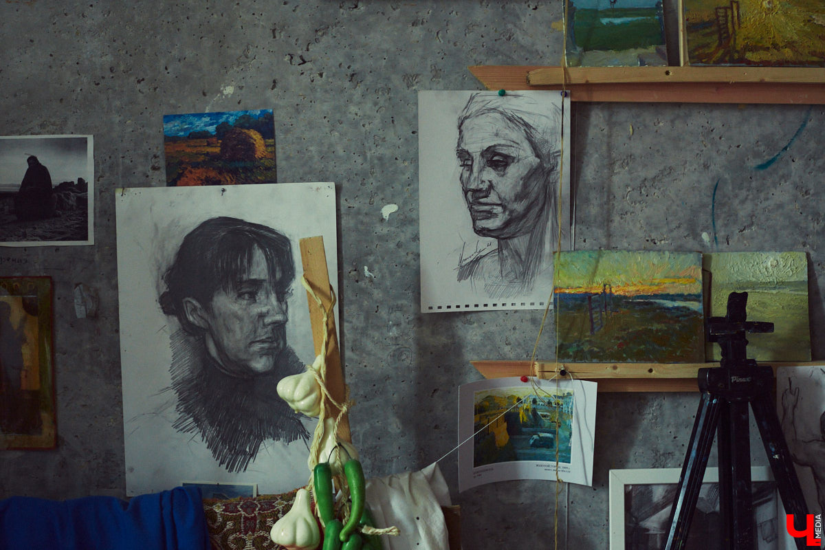 Дарья Иванилова — портретист. Она считывает людей и переводит их глубину в цвет, объем и композицию. Становление художника — путь, который не приводит в определенный пункт назначения, и его нюансы девушка разъяснила в большом интервью для «Ключ-Медиа».