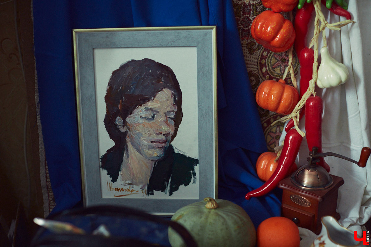 Дарья Иванилова — портретист. Она считывает людей и переводит их глубину в цвет, объем и композицию. Становление художника — путь, который не приводит в определенный пункт назначения, и его нюансы девушка разъяснила в большом интервью для «Ключ-Медиа».