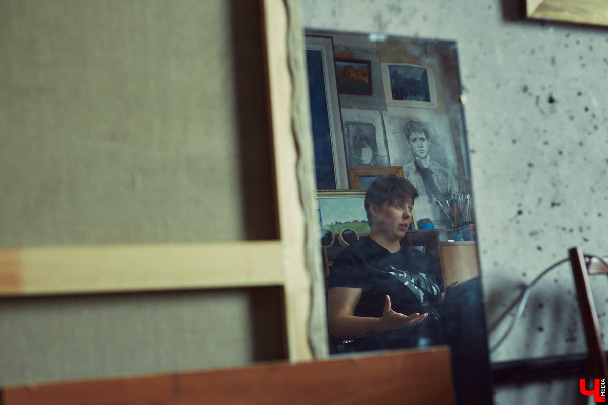 Дарья Иванилова — портретист. Она считывает людей и переводит их глубину в цвет, объем и композицию. Становление художника — путь, который не приводит в определенный пункт назначения, и его нюансы девушка разъяснила в большом интервью для «Ключ-Медиа».