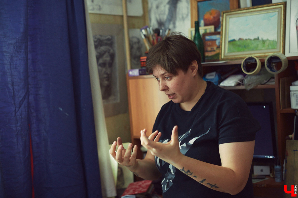 Дарья Иванилова — портретист. Она считывает людей и переводит их глубину в цвет, объем и композицию. Становление художника — путь, который не приводит в определенный пункт назначения, и его нюансы девушка разъяснила в большом интервью для «Ключ-Медиа».