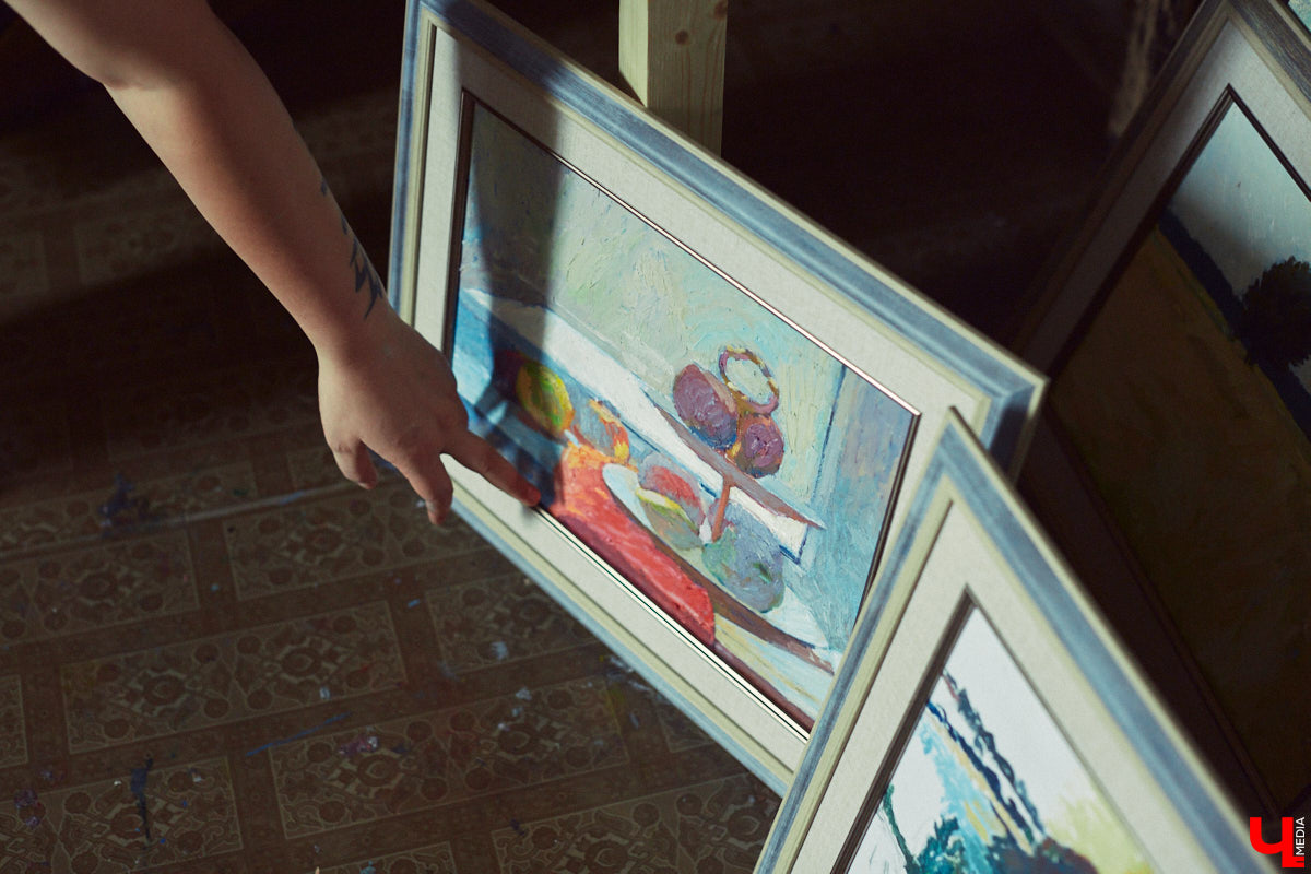 Дарья Иванилова — портретист. Она считывает людей и переводит их глубину в цвет, объем и композицию. Становление художника — путь, который не приводит в определенный пункт назначения, и его нюансы девушка разъяснила в большом интервью для «Ключ-Медиа».