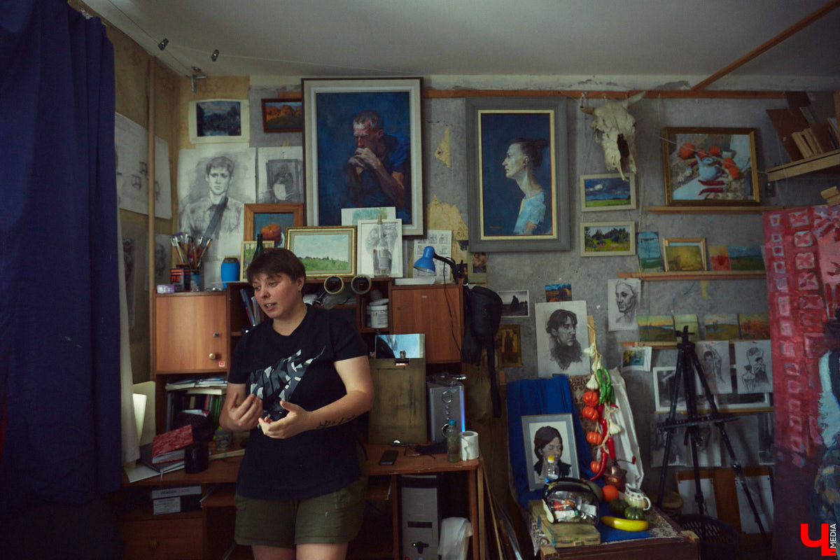 Дарья Иванилова — портретист. Она считывает людей и переводит их глубину в цвет, объем и композицию. Становление художника — путь, который не приводит в определенный пункт назначения, и его нюансы девушка разъяснила в большом интервью для «Ключ-Медиа».