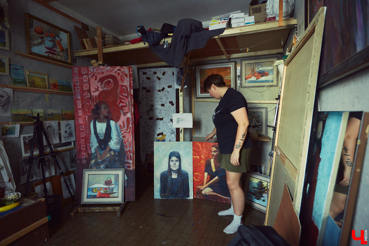 Дарья Иванилова — портретист. Она считывает людей и переводит их глубину в цвет, объем и композицию. Становление художника — путь, который не приводит в определенный пункт назначения, и его нюансы девушка разъяснила в большом интервью для «Ключ-Медиа».