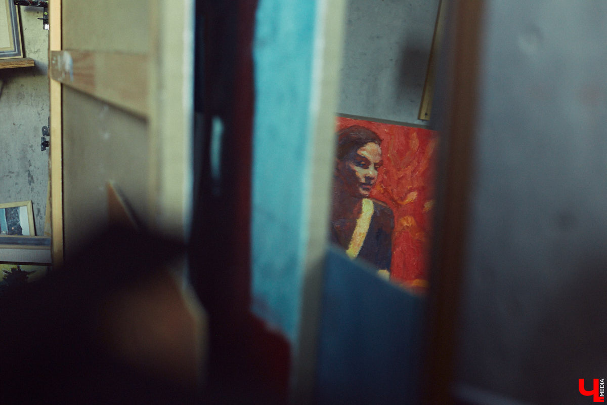 Дарья Иванилова — портретист. Она считывает людей и переводит их глубину в цвет, объем и композицию. Становление художника — путь, который не приводит в определенный пункт назначения, и его нюансы девушка разъяснила в большом интервью для «Ключ-Медиа».