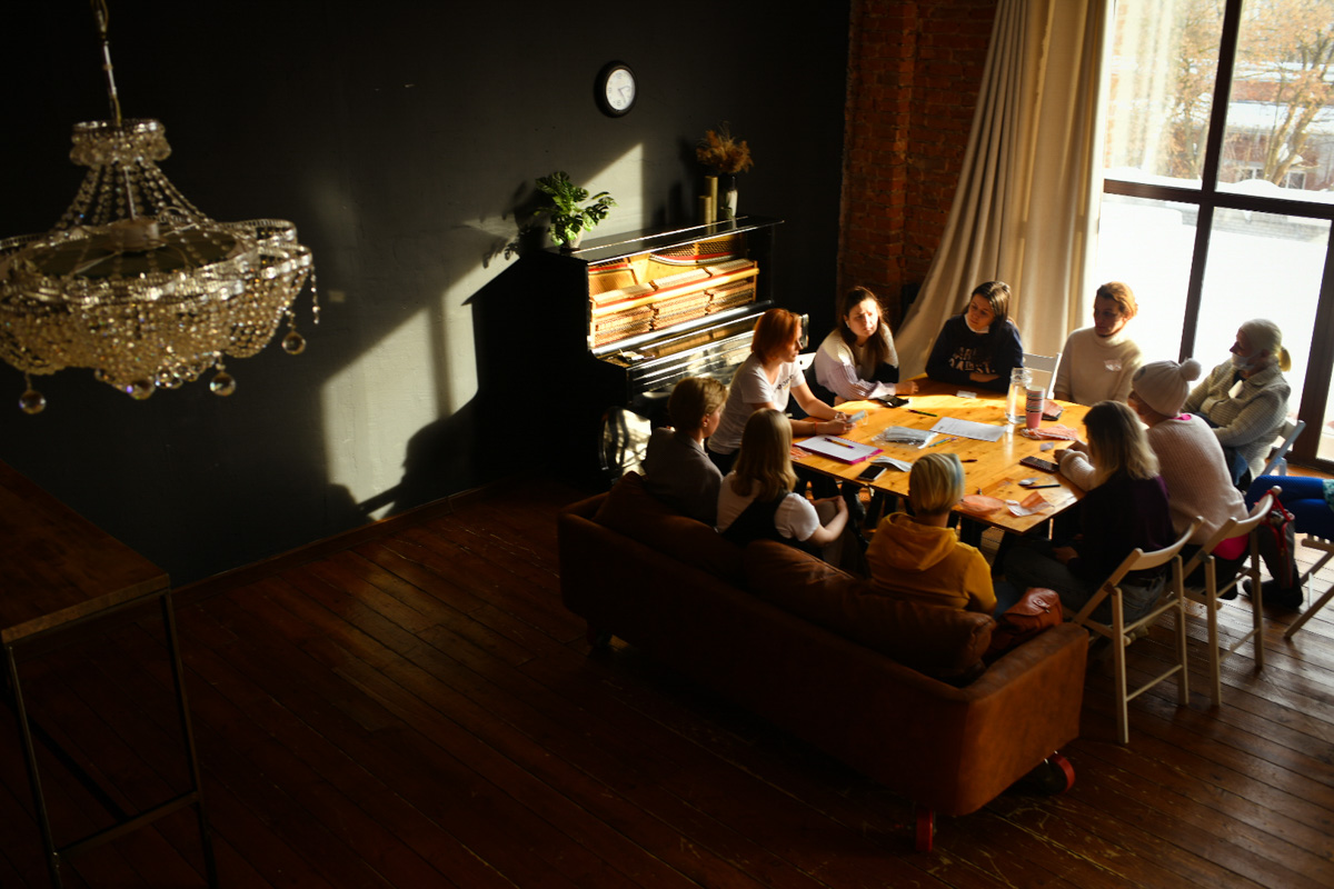 Летом во Владимире состоится масштабная благотворительная выставка «PEOPLE ВМЕСТЕ» в поддержку бездомных и хвостатых. Обсуждаем с ивент-организатором Ярославой Кашицыной, почему локальная акция привлекает творцов, в чем ее смысл и каким образом неравнодушные читатели «Ключ-Медиа» могут присоединиться.