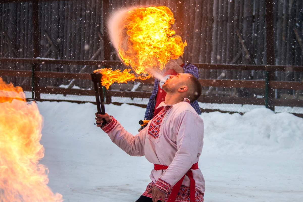 Масленица – один из самых эмоциональных и зажигательных праздников, в котором ясно чувствуется неистовая сила огненной стихии. В атмосферном музее «Щурово городище» встретят весну по-настоящему ярко – первым в Суздале шоу «Огненная Масленица»!