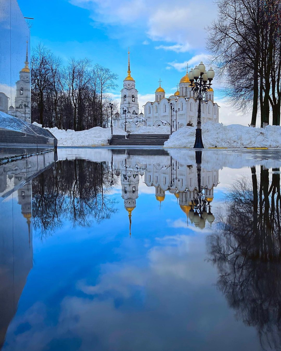 Февраль-2022 оказался одним из самых теплых за последние 140 лет. В результате снег начал таять еще зимой. На дорогах километровые лужи, а с крыш падают невероятных размеров глыбы льда. Подтверждаем сказанное фотоподборкой, а заодно предупреждаем: на этой неделе все продолжится.