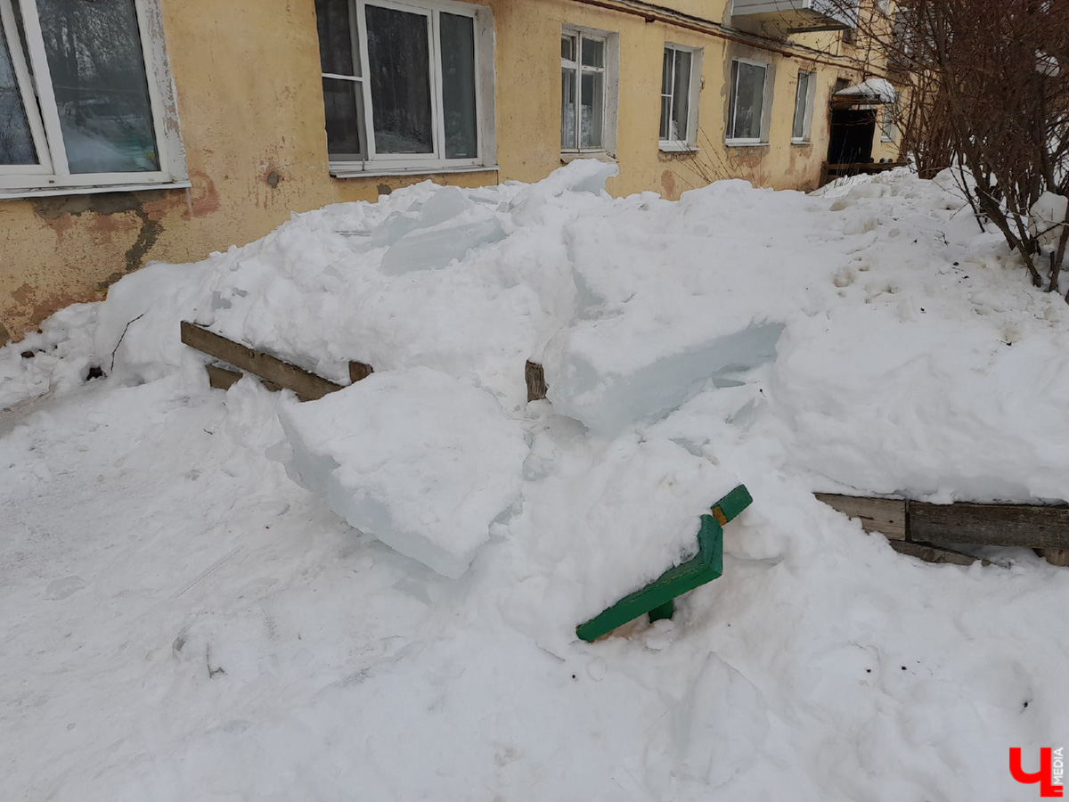 Февраль-2022 оказался одним из самых теплых за последние 140 лет. В результате снег начал таять еще зимой. На дорогах километровые лужи, а с крыш падают невероятных размеров глыбы льда. Подтверждаем сказанное фотоподборкой, а заодно предупреждаем: на этой неделе все продолжится.