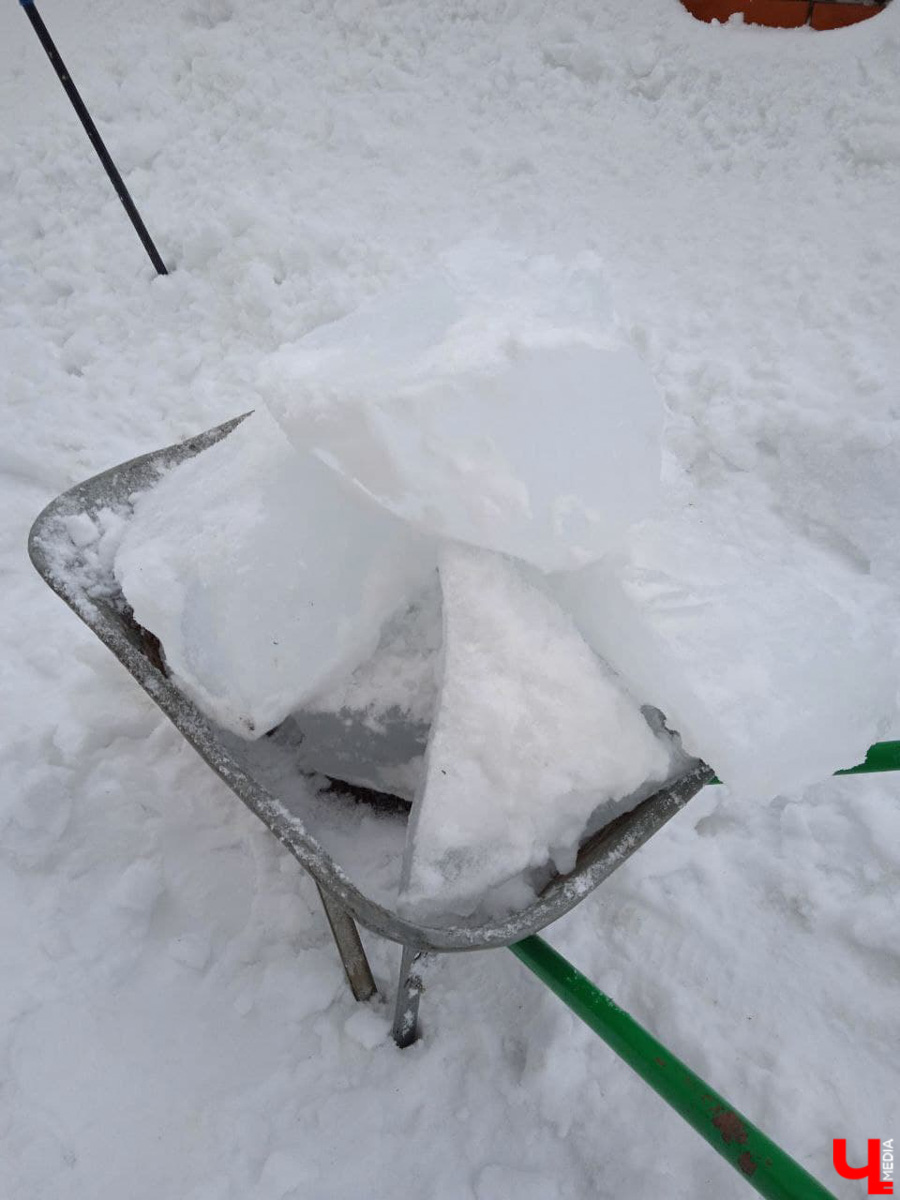 Февраль-2022 оказался одним из самых теплых за последние 140 лет. В результате снег начал таять еще зимой. На дорогах километровые лужи, а с крыш падают невероятных размеров глыбы льда. Подтверждаем сказанное фотоподборкой, а заодно предупреждаем: на этой неделе все продолжится.