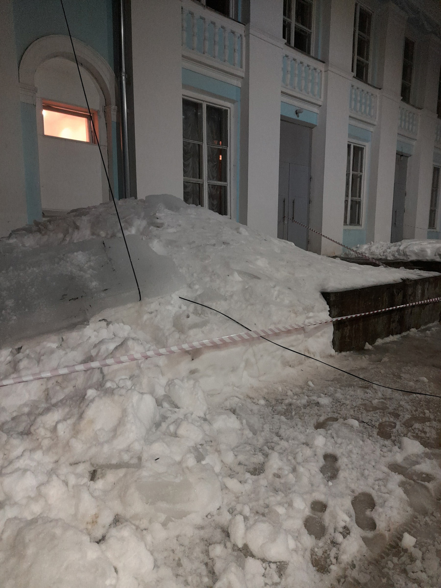 Февраль-2022 оказался одним из самых теплых за последние 140 лет. В результате снег начал таять еще зимой. На дорогах километровые лужи, а с крыш падают невероятных размеров глыбы льда. Подтверждаем сказанное фотоподборкой, а заодно предупреждаем: на этой неделе все продолжится.