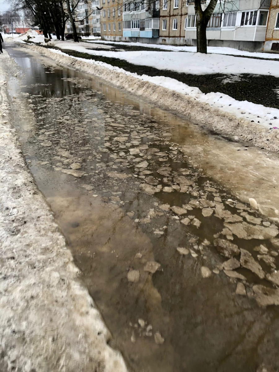 Февраль-2022 оказался одним из самых теплых за последние 140 лет. В результате снег начал таять еще зимой. На дорогах километровые лужи, а с крыш падают невероятных размеров глыбы льда. Подтверждаем сказанное фотоподборкой, а заодно предупреждаем: на этой неделе все продолжится.