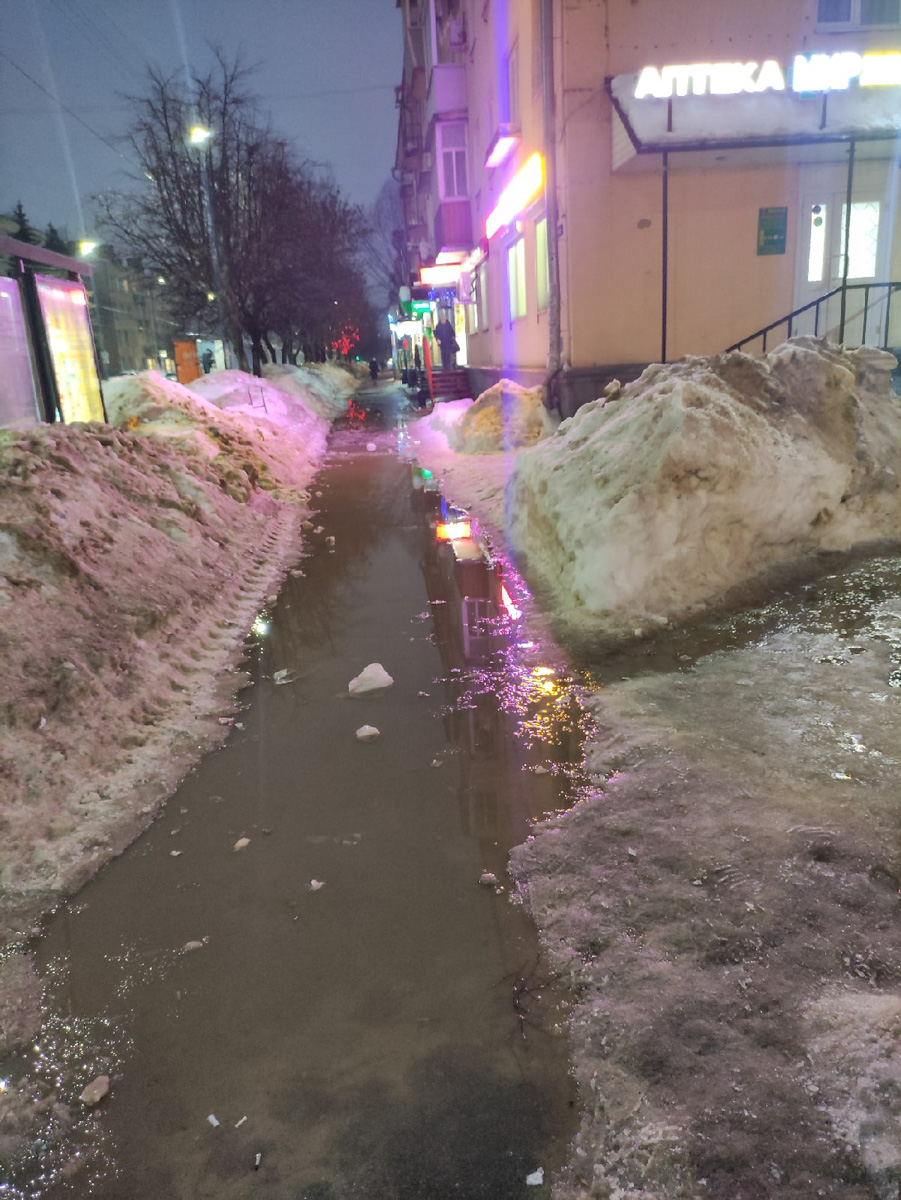 Февраль-2022 оказался одним из самых теплых за последние 140 лет. В результате снег начал таять еще зимой. На дорогах километровые лужи, а с крыш падают невероятных размеров глыбы льда. Подтверждаем сказанное фотоподборкой, а заодно предупреждаем: на этой неделе все продолжится.