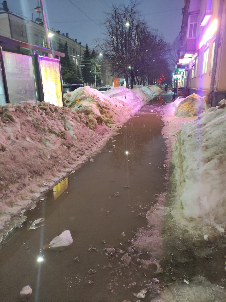 Февраль-2022 оказался одним из самых теплых за последние 140 лет. В результате снег начал таять еще зимой. На дорогах километровые лужи, а с крыш падают невероятных размеров глыбы льда. Подтверждаем сказанное фотоподборкой, а заодно предупреждаем: на этой неделе все продолжится.