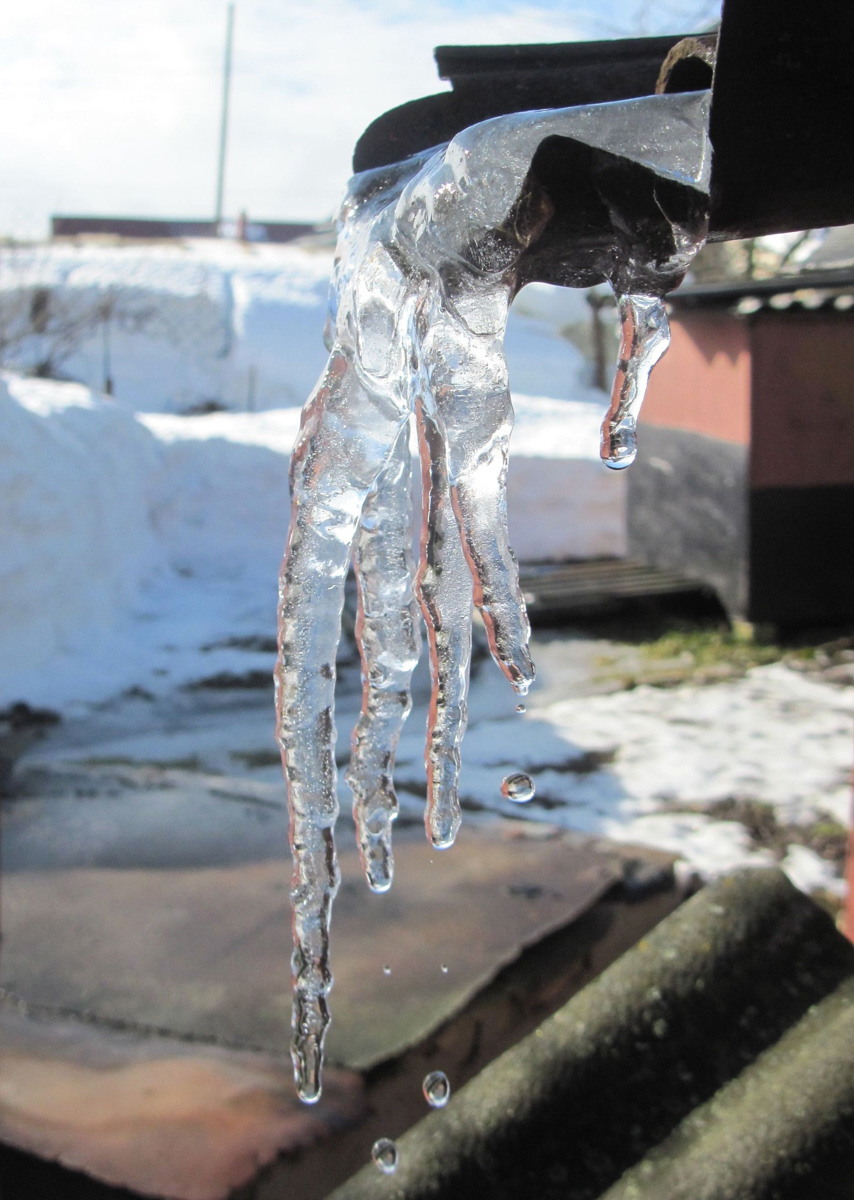 Февраль-2022 оказался одним из самых теплых за последние 140 лет. В результате снег начал таять еще зимой. На дорогах километровые лужи, а с крыш падают невероятных размеров глыбы льда. Подтверждаем сказанное фотоподборкой, а заодно предупреждаем: на этой неделе все продолжится.