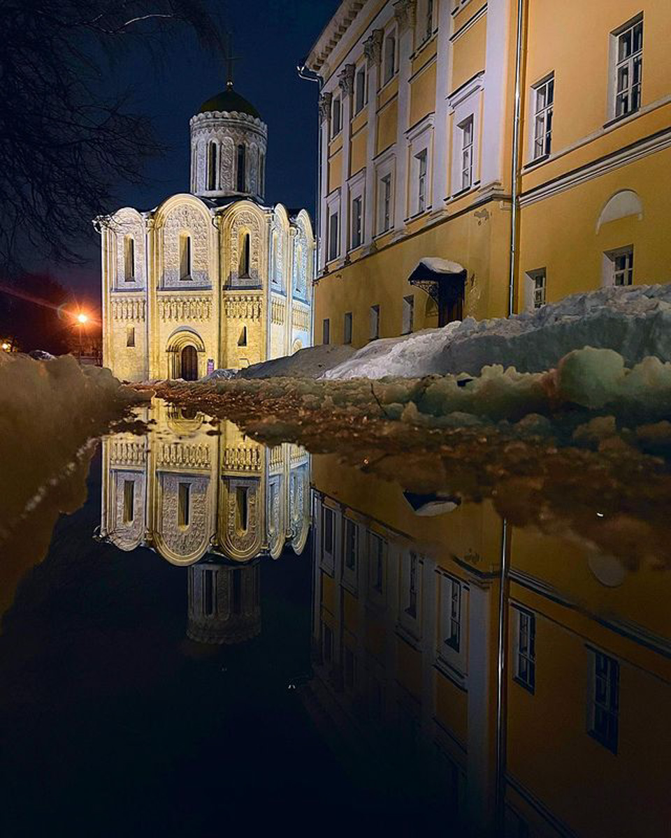 Февраль-2022 оказался одним из самых теплых за последние 140 лет. В результате снег начал таять еще зимой. На дорогах километровые лужи, а с крыш падают невероятных размеров глыбы льда. Подтверждаем сказанное фотоподборкой, а заодно предупреждаем: на этой неделе все продолжится.