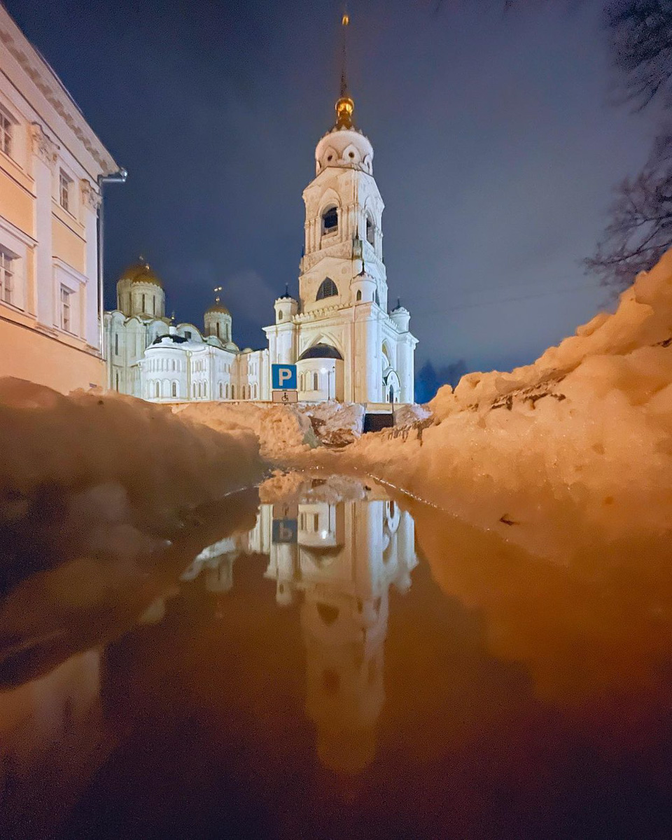 Февраль-2022 оказался одним из самых теплых за последние 140 лет. В результате снег начал таять еще зимой. На дорогах километровые лужи, а с крыш падают невероятных размеров глыбы льда. Подтверждаем сказанное фотоподборкой, а заодно предупреждаем: на этой неделе все продолжится.